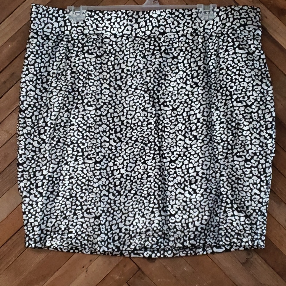 Silver shiny leopard print skirt Size 2x